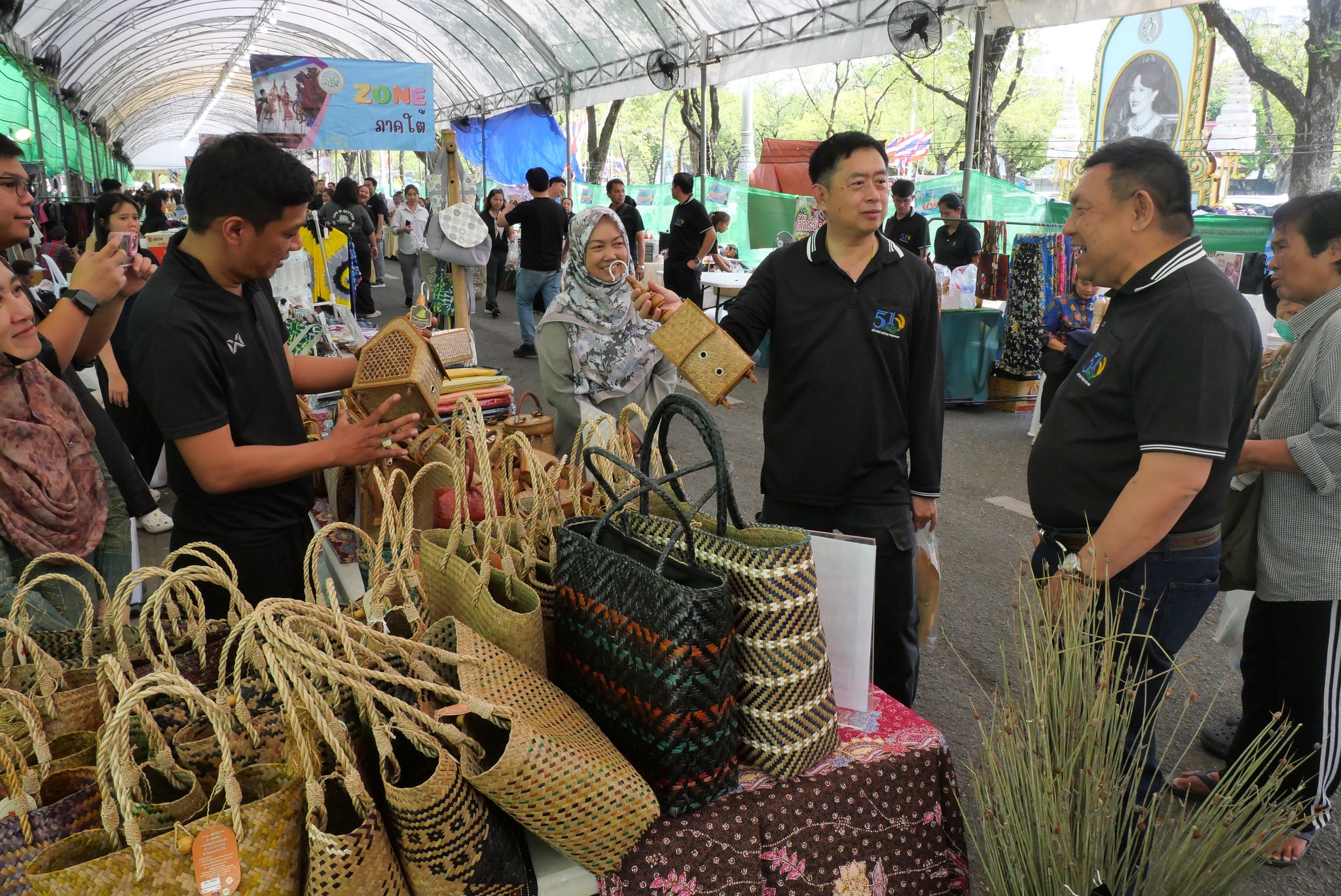 title - เลขาธิการ ส.ป.ก. เยี่ยมทักทายเกษตรกรและซื้อสินค้าในบรรยากาศวันสุดท้ายของการออกร้านขายสินค้า จากเขตปฏิรูปที่ดิน ส่งท้ายงานครบรอบ 51 ปี ส.ป.ก.